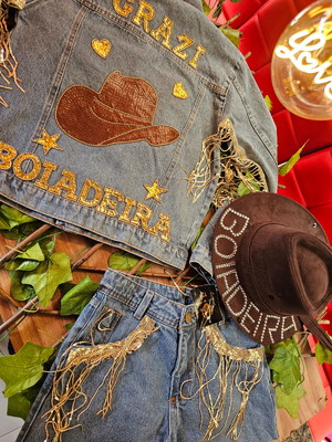 Conjunto boiadeira jeans personalizado chapéu marrom