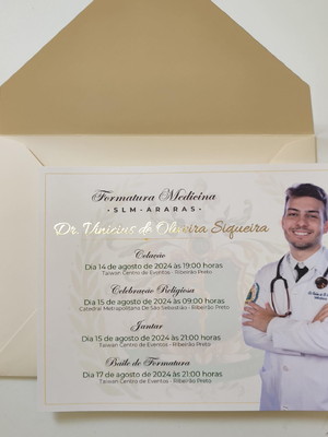 Convite de formatura marfim com metalizado dourado
