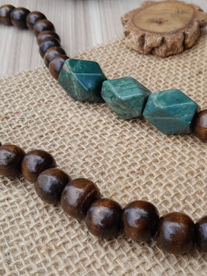 Colar com madeiras e pedras naturais c33