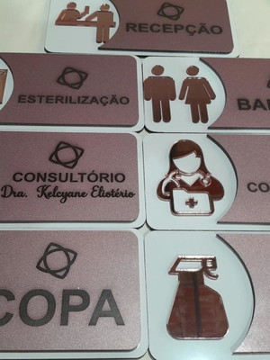 Placas de identificação personalizadas para clínicas