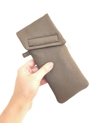 Capa acolchoada porta óculos com fecho bege com preto