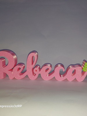 Letreiro decorativo com nome de filho, esposa, bebê.