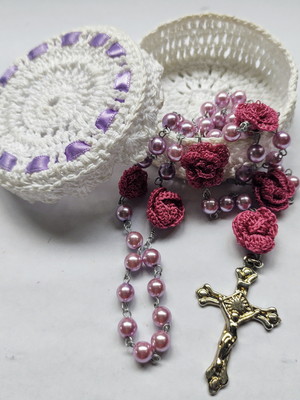 Terço de pérolas com flores de crochê
