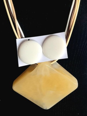 Colar de resina bege /brincos