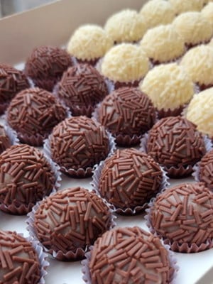 Cento de brigadeiros tradicionais