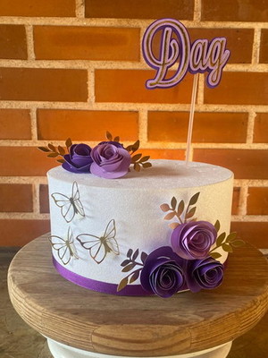 Topo de bolo flores lilás e roxo