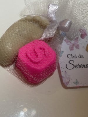 Sabonete com inicial e símbolo