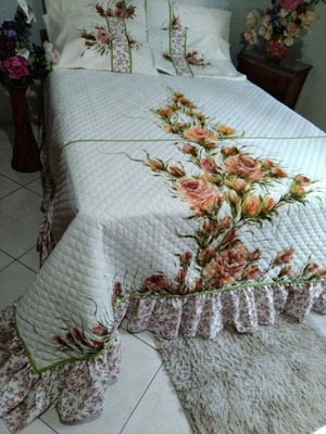 Cobre leito(casal matelassê) c/babados+pinturas.3peças.brind