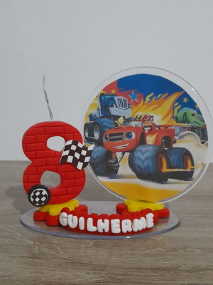 Vela de aniversário com cenário blaze monster machine