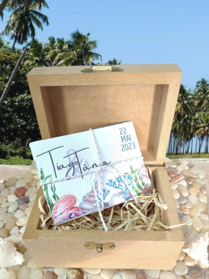 Convite & lembrancinha praia - mod. pé na areia com baú