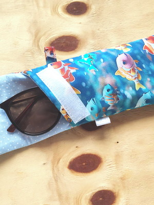 Capa acolchoada porta óculos com fecho azul peixes *