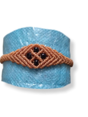 Pulseira de macramê com miçanga