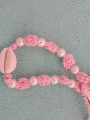 Pulseira em crochê com búzio e perola