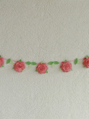 Varal cordão berço bebê flor rosa antigo feltro