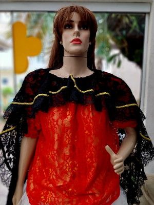 Xale de renda com adereco dourado