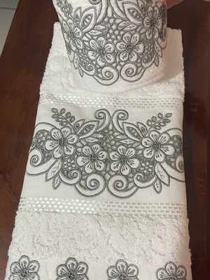 Jogo com toalha de rosto e porta papel higiênico