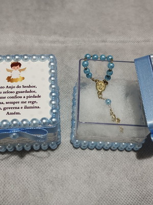 Caixinha de acrílico com perolas 5x5 e mini terço