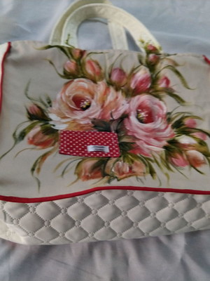 Bolsa viagem em matelassê forrada .b8rinde 1 necessaire.