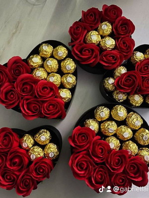 Caixinha de rosas eternas com ferrero rocher
