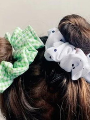 Kit com 100 scrunchies de cetim standard adulto