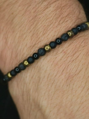 Pulseira de pedras vulcânicas e onix com dourado envelhecido