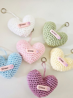 Lembrancinha coração amigurumi personalizado chaveirinho