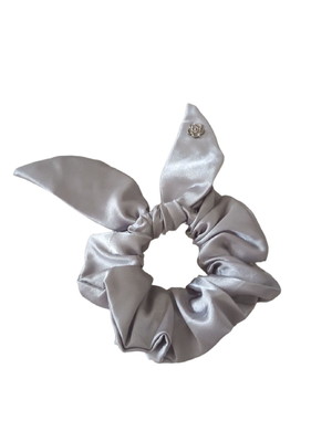 Scrunchie com laço de cetim cinza