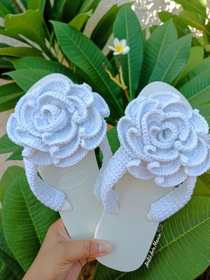 Havaiana customizada com crochê