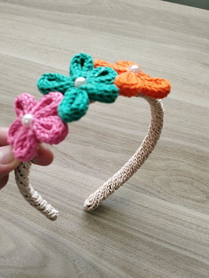 Tiara de flores de tricotin