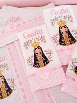 Toalha com capuz forrada + fraldas nossa senhora