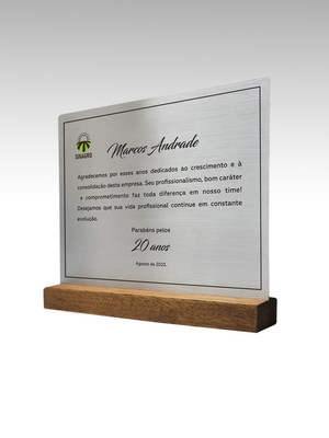 Placa de homenagem em aço inox com base em madeira 15x12cm