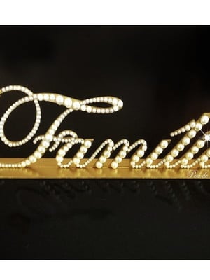 Palavra decorativa família pérolas dourada