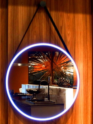 Espelho adnet 50cm,com led branco frio, alças couro.
