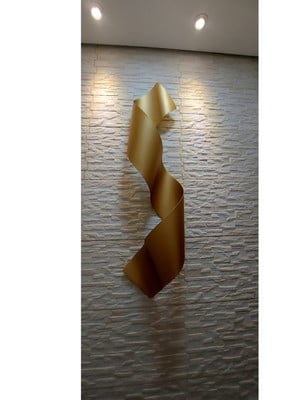 Escultura de parede abstrata fita motus 20" em metal