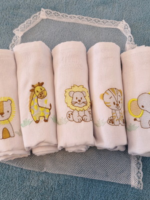 Kit com 5 fraldas bordadas
