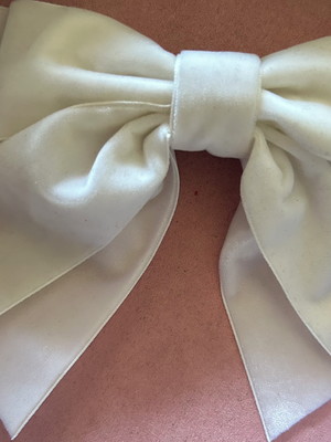 Laço duplo de veludo branco