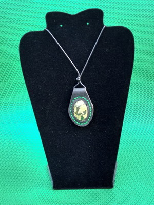 Colar de pedra jadeíta em couro