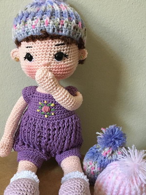 Boneca com touca em amigurumi