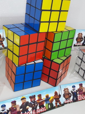 Cubo mágico com lapela personalizada no tema roblox