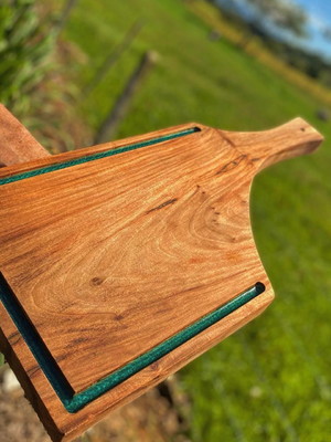 Tábua de carne cutelo com detalhes em resina personalizada