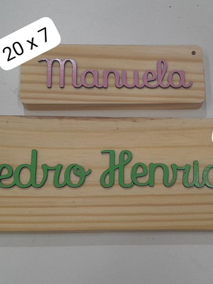 Placa em pinus ( 35x12) com nome colorido (adesivado vinil)