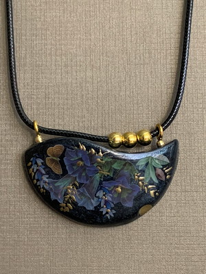 Colar elegante de flores