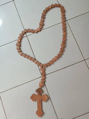 Terço de cerâmica corações