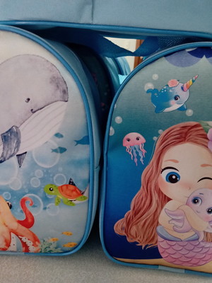 Mochila sereia e fundo do mar