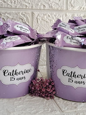 2 baldes com 200 balas personalizadas 15 anos lilás gliter
