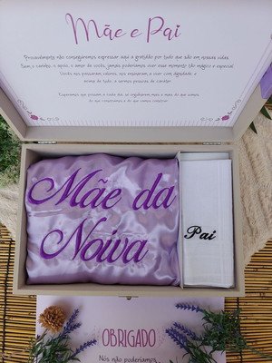 Presente para os pais dos noivos com robe e lenço