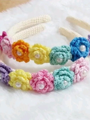 Tiara de crochê com flores e pérolas