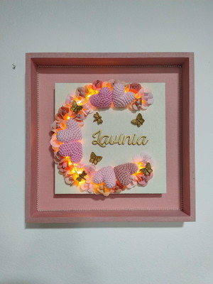 Quadro floral com coração de crochê e led