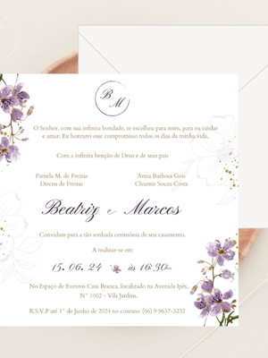 Convite casamento floral roxo com envelope