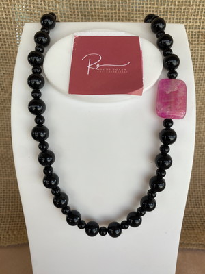 Colar onix preto com acabamento pedra rosa
